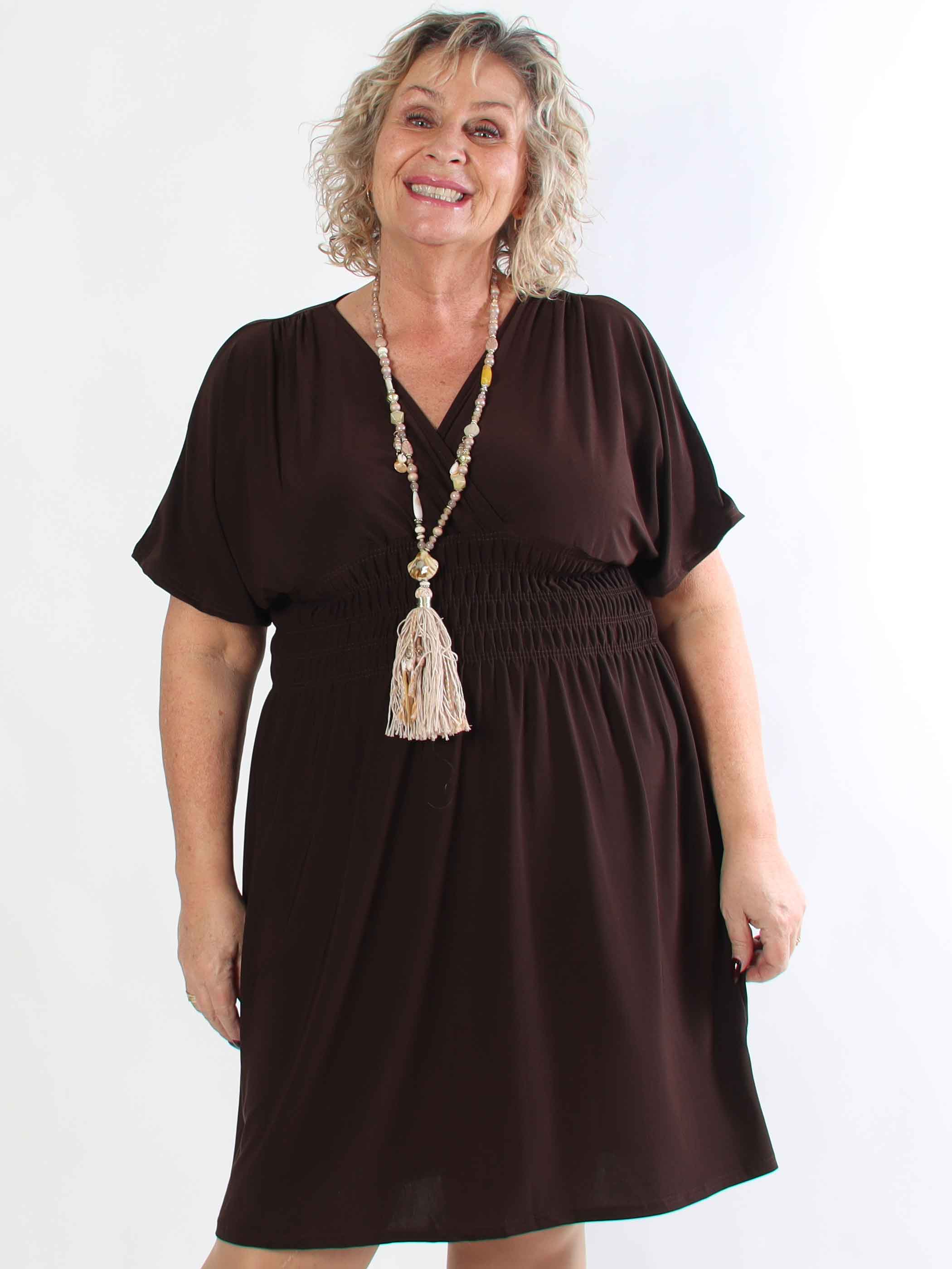 Pams Plain Short - Elastisk plus size kjole med smock i taljen